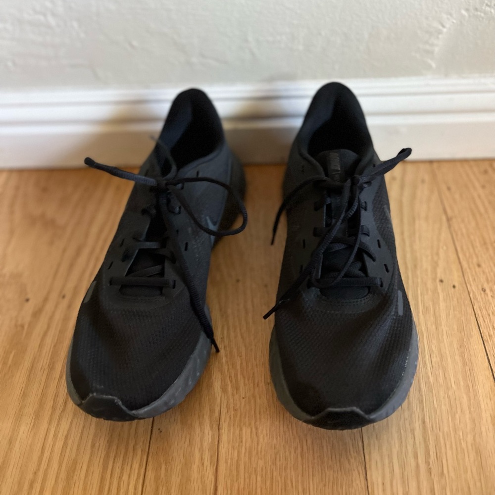 New w/o tags Men’s Nike Revolutions - size 9.5